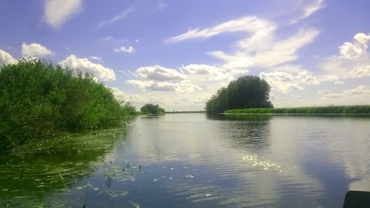 Озерная гладь у озера рядом с эко-базой